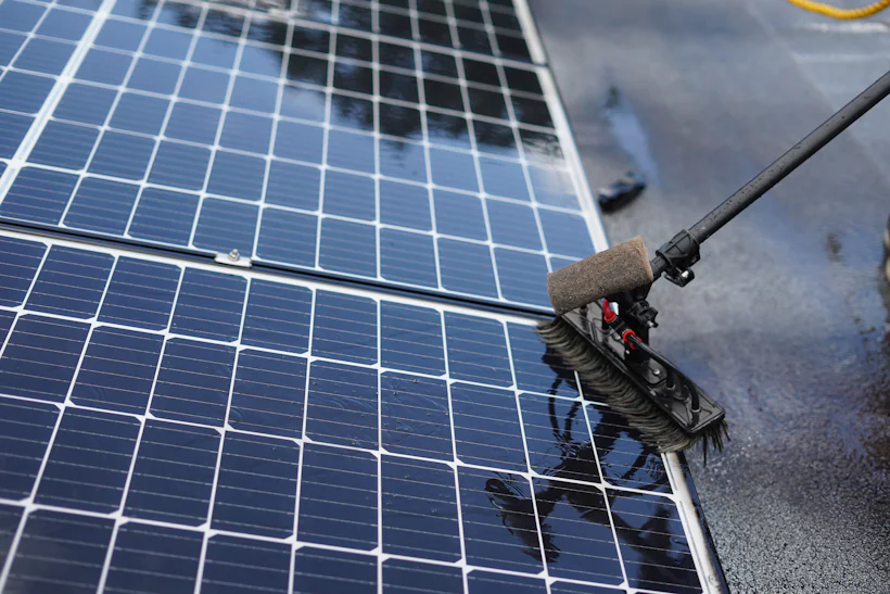 Limpeza técnica de placas solares com escova de cabo longo e água