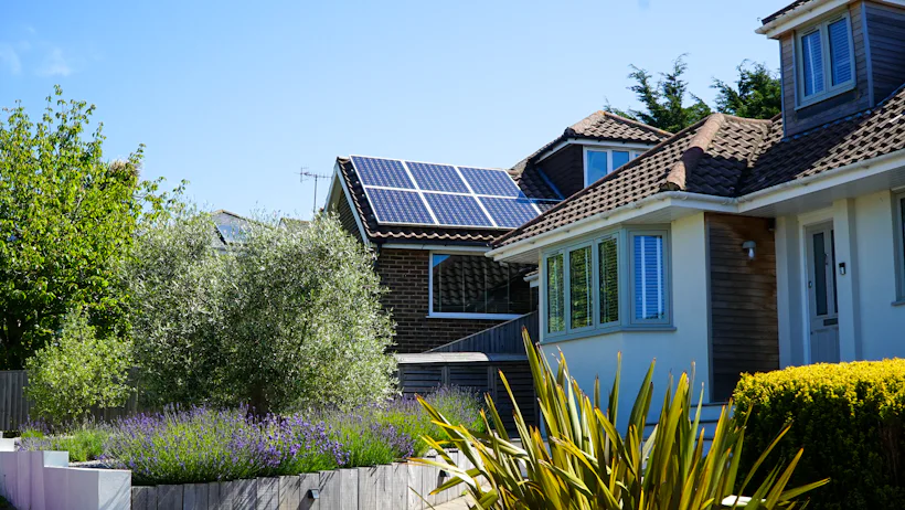 Residência com sistema de placas solares instalado sobre o telhado